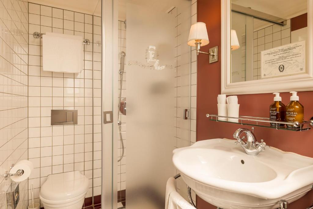 Kylpyhuone majoituspaikassa Hotel Europe
