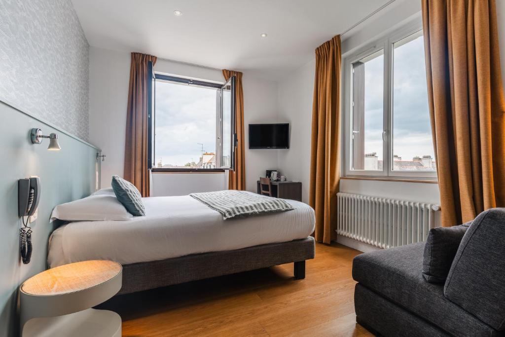 Postel nebo postele na pokoji v ubytování Hôtel Spa De La Citadelle Lorient