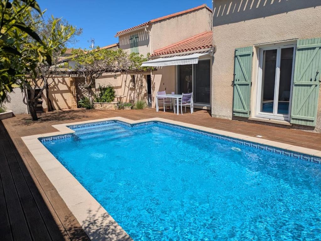 une piscine devant une maison dans l'établissement Maison de vacances avec piscine, à Baillargues