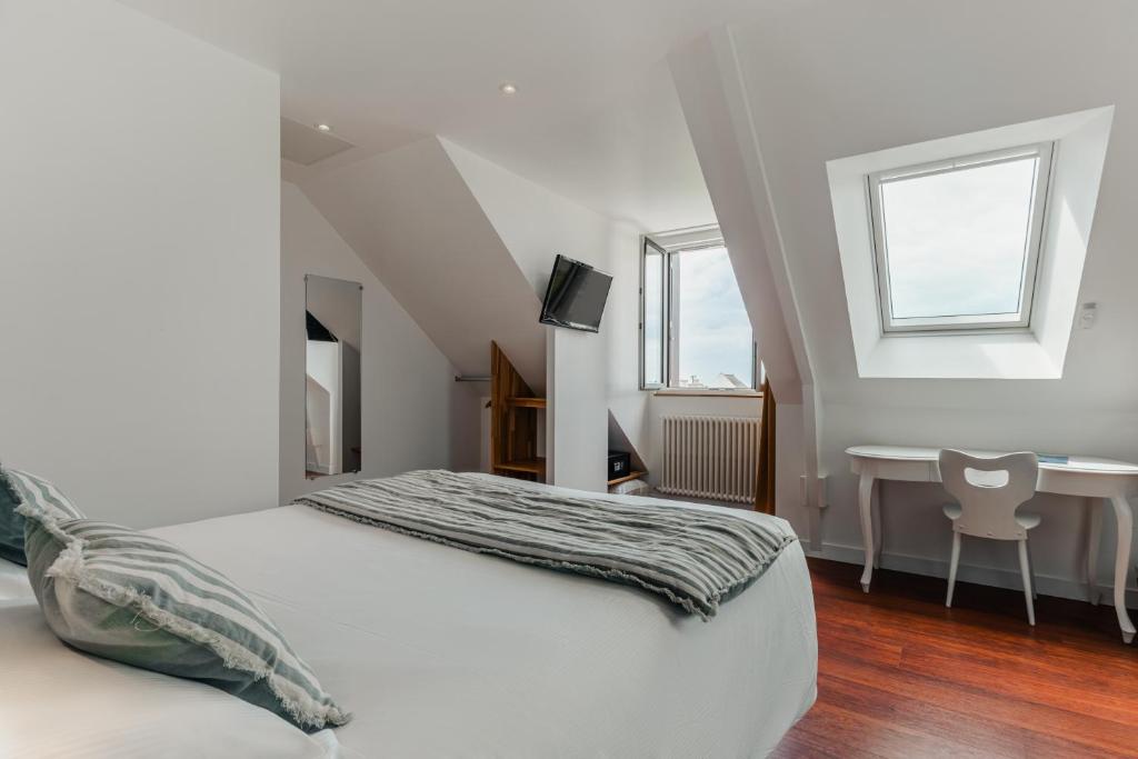 Postel nebo postele na pokoji v ubytování Hôtel Spa De La Citadelle Lorient