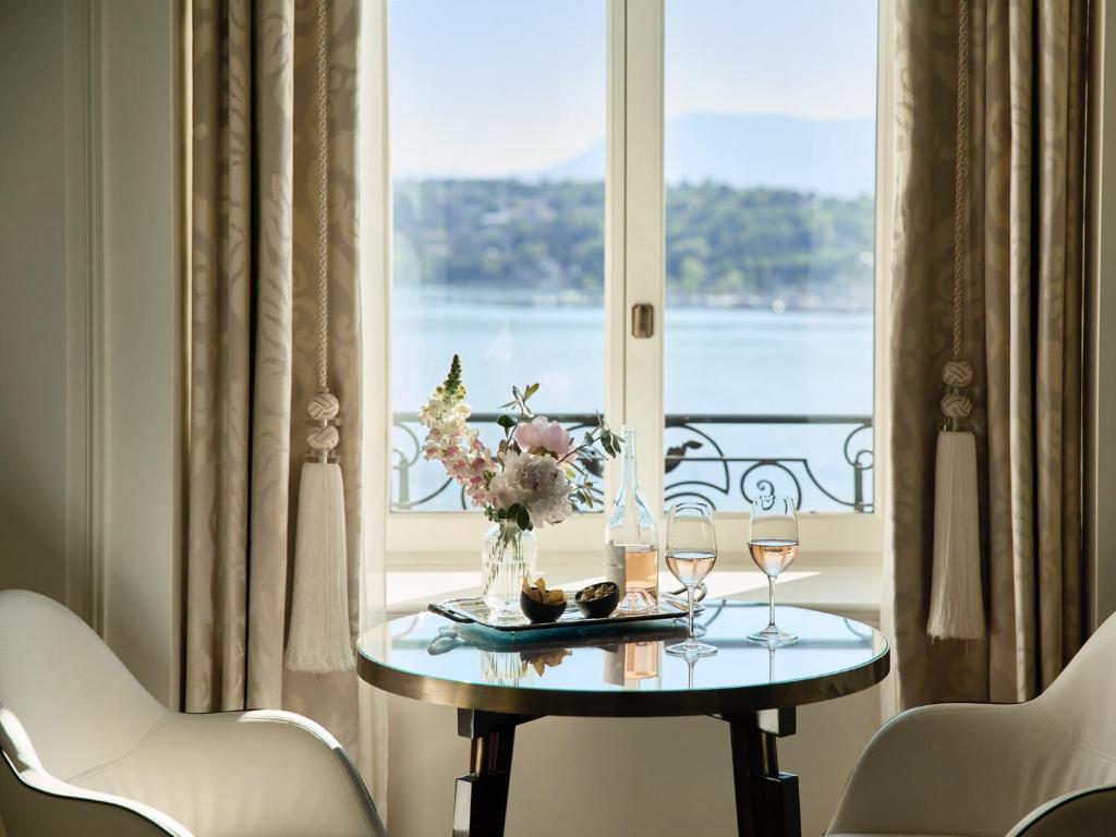 Výhled na řeku, která protéká v blízkosti hotelu