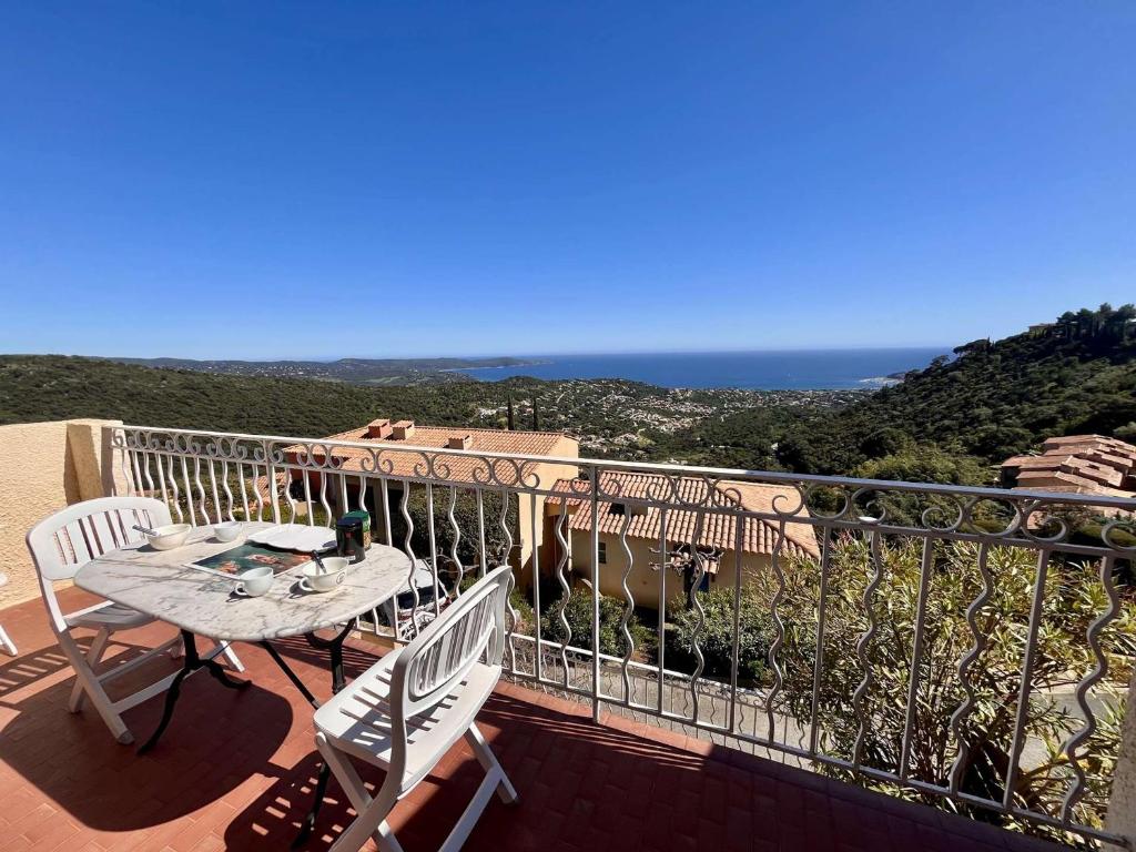 un balcon avec une table et des chaises et l'océan dans l'établissement Appartement 2 Pièces - Vue Mer - Piscine - Cavalaire - FR-1-226B-237, à Cavalaire-sur-Mer