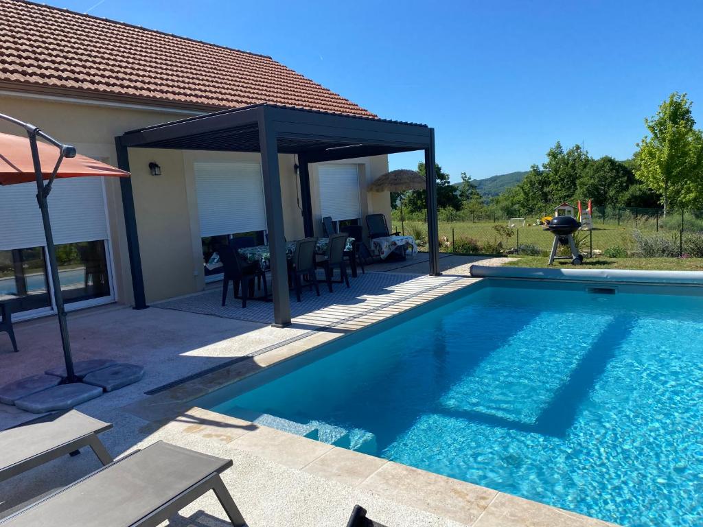 Bazén v ubytovaní Vacances Vallée de la Dordogne alebo v jeho blízkosti