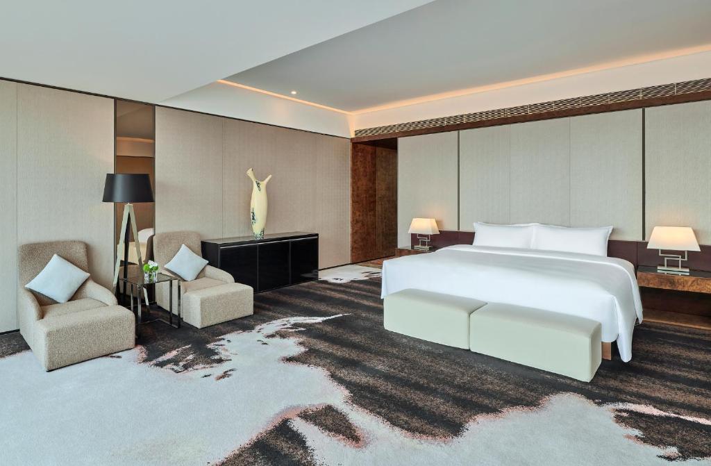 Hilton Guangzhou Tianhe - Free Shuttle Bus and Registration Counter Available during Canton Fair Period - 