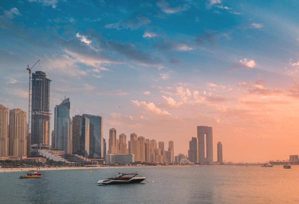 un barco en el agua frente a una ciudad en Happy ACADEMIA JBR, en Dubái