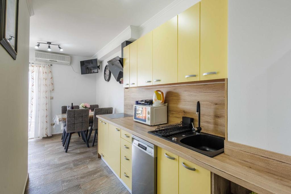 Kuchyň nebo kuchyňský kout v ubytování Apartments Rose