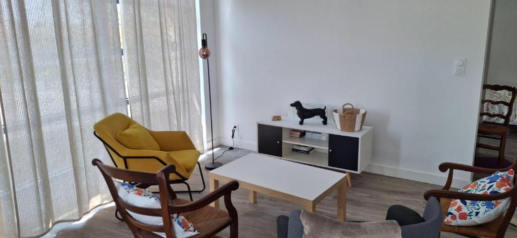 un salon avec une table et des chaises dans l'établissement Appartement 2 chambres proche mer et centre ville, à Bretignolles-sur-Mer