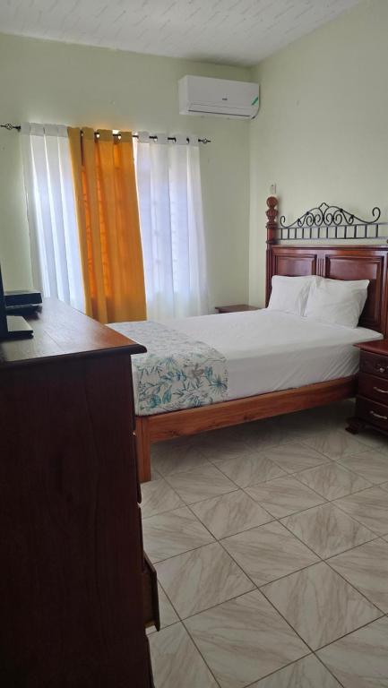 Postel nebo postele na pokoji v ubytování Wizzy Apartment White River