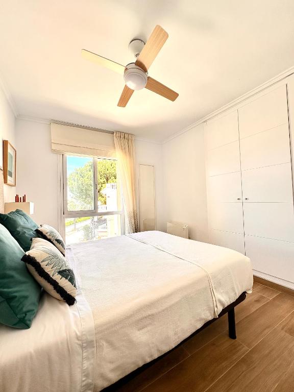A bed or beds in a room at Anacasa Puerta del Palmar AP2207
