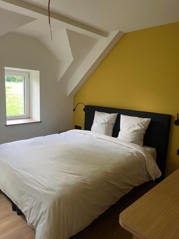 Postel nebo postele na pokoji v ubytování Auberge du chateau de Leignon