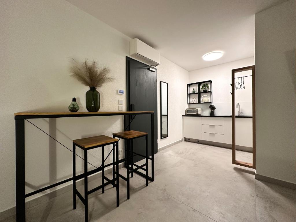 コマルナにあるChic apartment for a relaxing holiday in Komarnaのキッチン(スツール2脚付)、