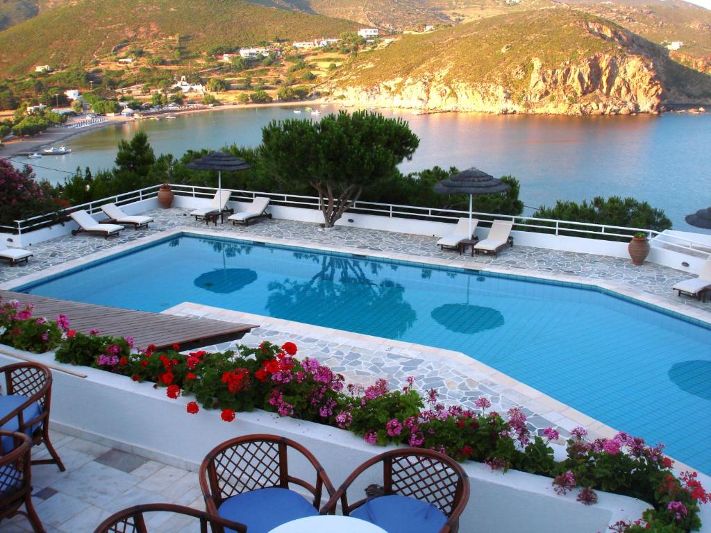 Vaizdas į baseiną apgyvendinimo įstaigoje Patmos Paradise Hotel arba netoliese