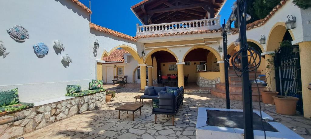 een binnenplaats van een gebouw met een tafel en stoelen bij Finca Bilou in Aigues