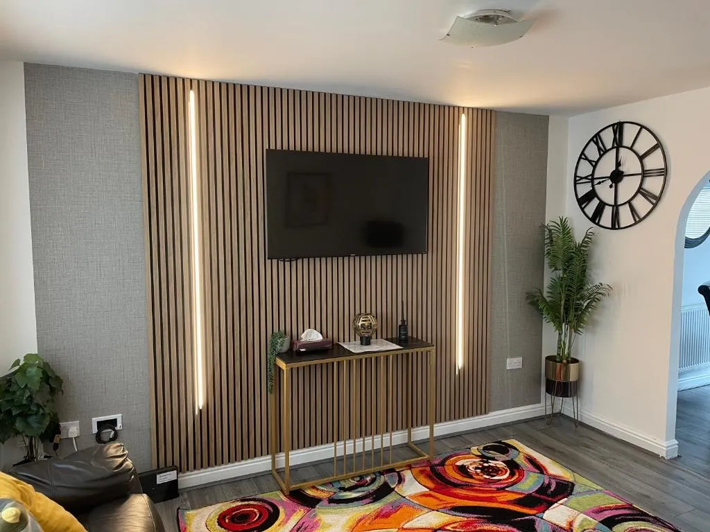 Plantsbrook Place - Luxury 4 bed House + Parking
