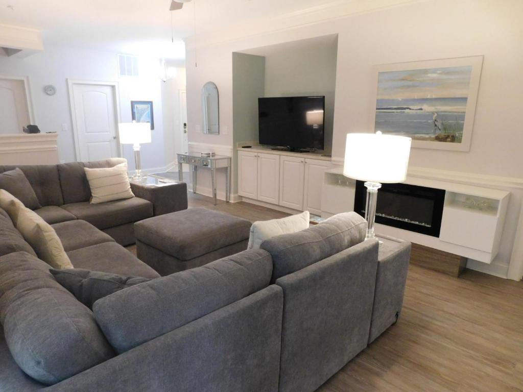 Una sala de estar con un sofá y un televisor. en Havens #915, en Myrtle Beach