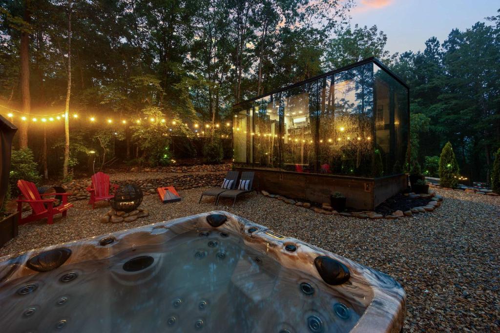 Zahrada ubytování Luxury Mirror Cabin-Private-Hot Tub-FirePit