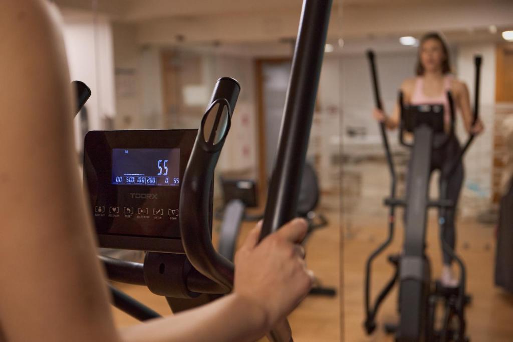 Das Fitnesscenter und&#47;oder die Fitnesseinrichtungen in der Unterkunft Waterlane Riverside - SPA, Pool, Gym &amp; Parking by Downtown Apartments
