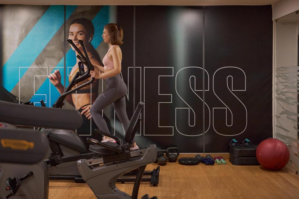 Das Fitnesscenter und&#47;oder die Fitnesseinrichtungen in der Unterkunft Waterlane Riverside - SPA, Pool, Gym &amp; Parking by Downtown Apartments