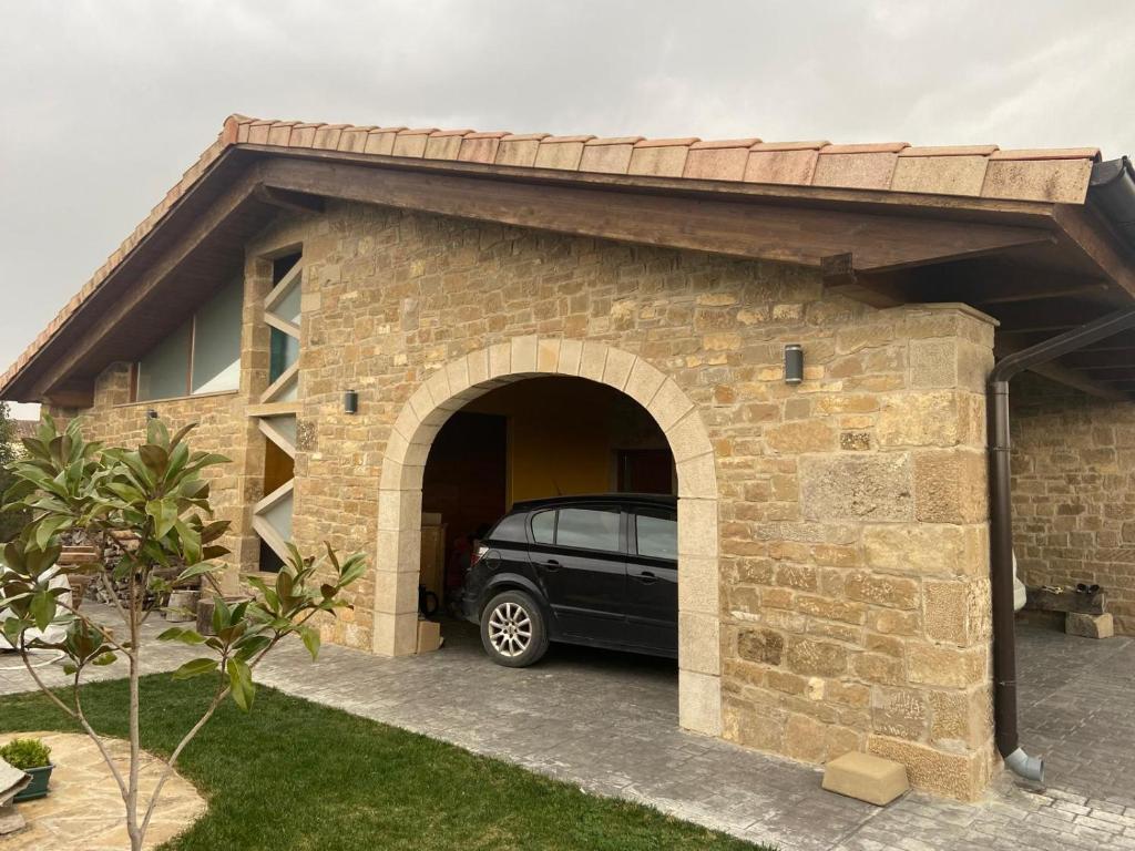 un'auto è parcheggiata in un garage di mattoni di Casa Martín a Beire
