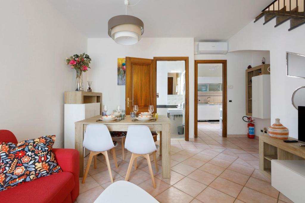 a living room with a red couch and a table at Villino Flora a Viareggio in Viareggio