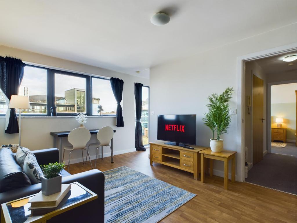 Una sala de estar con un sofá y un televisor. en Stylish Central Apartment 2 Beds 4 Guests, en Liverpool