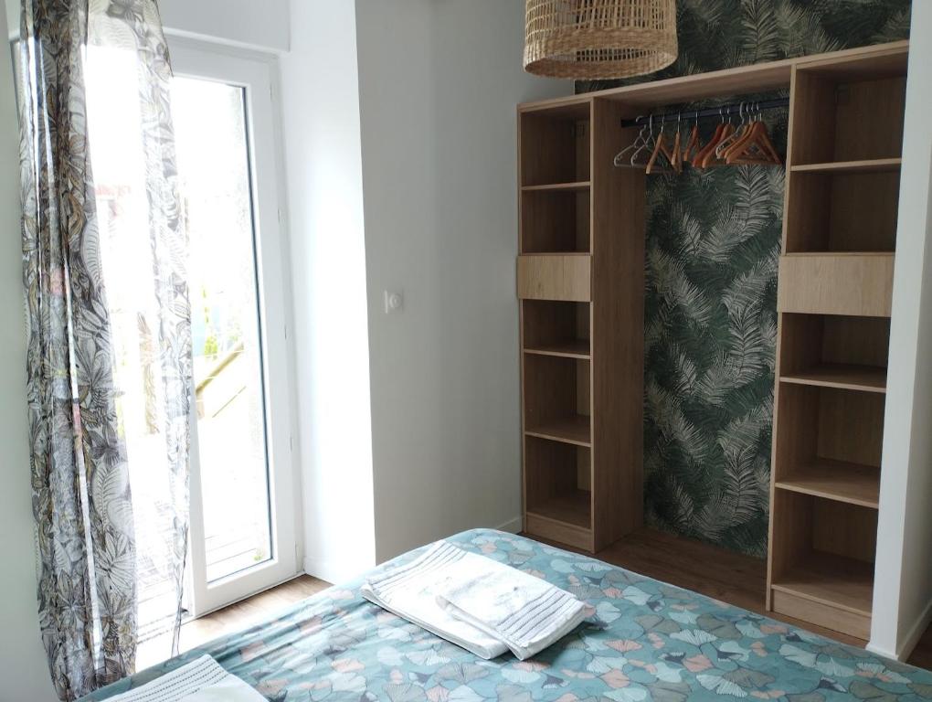 Posteľ alebo postele v izbe v ubytovaní Maison de Kerangall Brest appartement jardin et parking