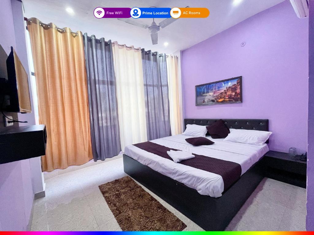 Postel nebo postele na pokoji v ubytování FULLY AIR-CONDITIONED - HOTEL SHIV # DARSHAN PREMIUM Near Kashi Vishwanath Temple - Kashi Vishwanath temple - Free Public Parking and Wifi Facilities - Air Conditioning Room