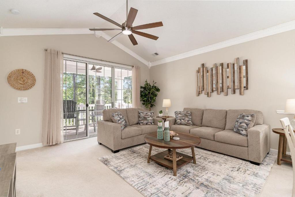 Χώρος καθιστικού στο River Crossing #1134