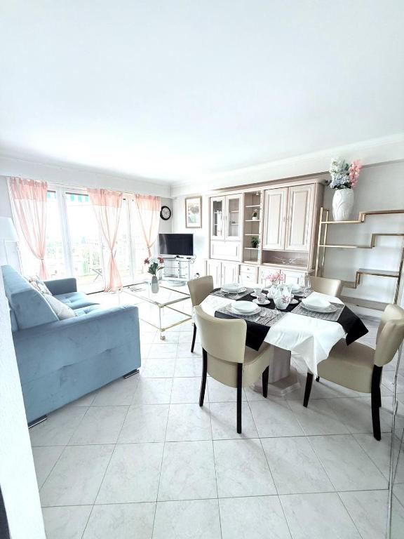 un salon avec une table et un canapé dans l'établissement 2P Hyper Centre Sea View 55m, à Vence