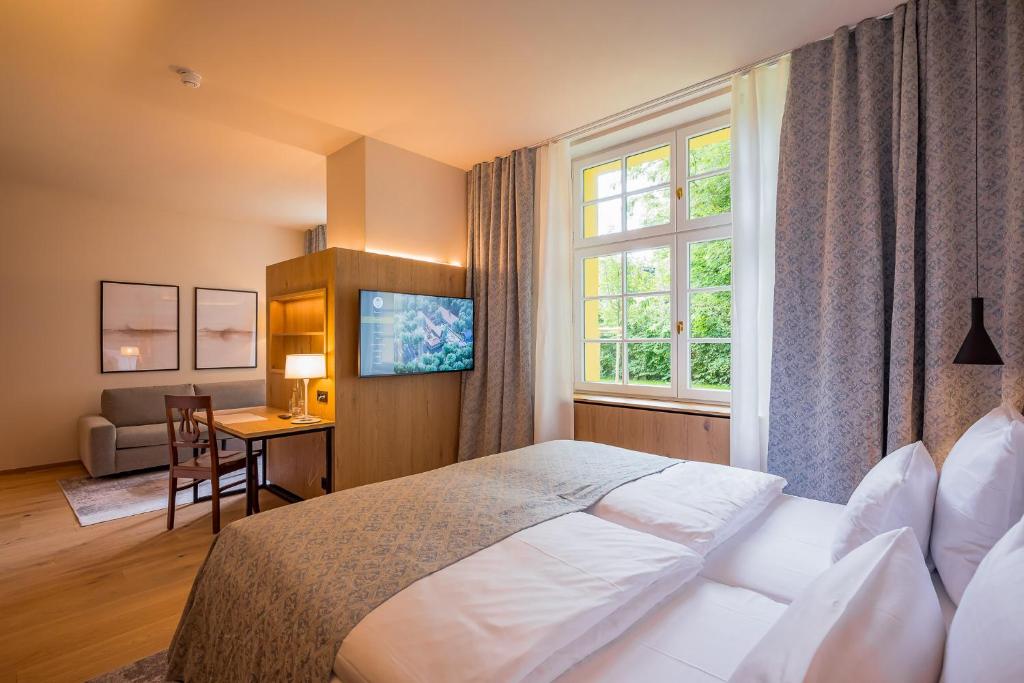 Gutshotel Menterschwaige - Resim 40