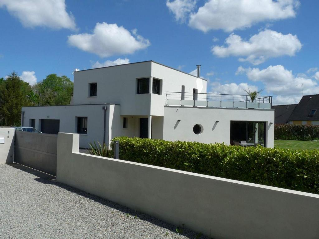une maison blanche avec une clôture devant dans l'établissement L'embellie, à Quimper