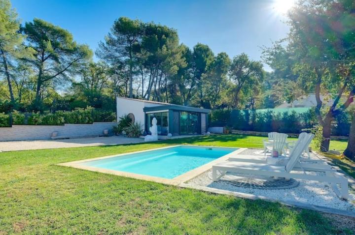 une piscine dans une cour avec une maison dans l'établissement CCB House, à Aix-en-Provence