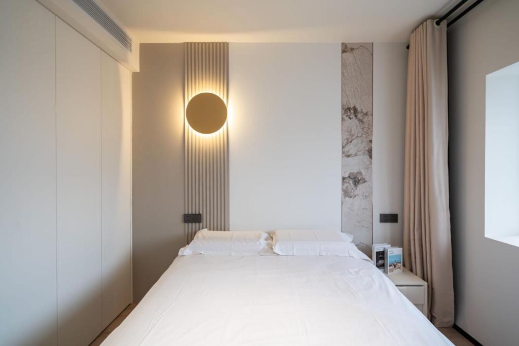 Pure home-Luxurious Grand Penthouse in Shanghai Core,Large area,close to Yu Garden The Bund People Square Commanding Panoramic Night of the Pearl Tower,Enjoying the stunning views of the Bund客房内的一张或多张床位