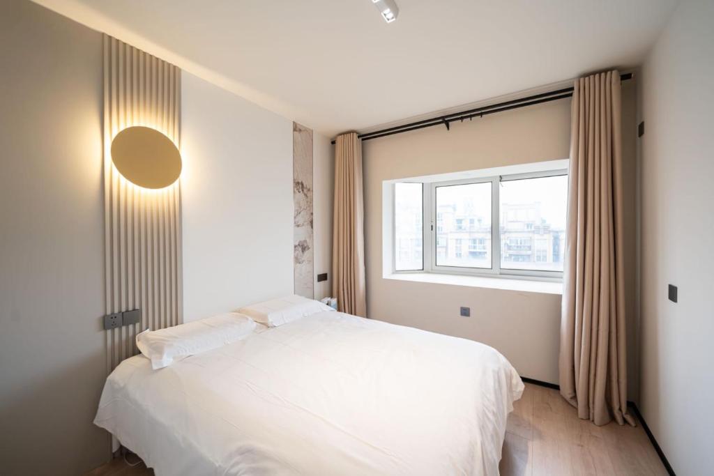 Pure home-Luxurious Grand Penthouse in Shanghai Core,Large area,close to Yu Garden The Bund People Square Commanding Panoramic Night of the Pearl Tower,Enjoying the stunning views of the Bund客房内的一张或多张床位