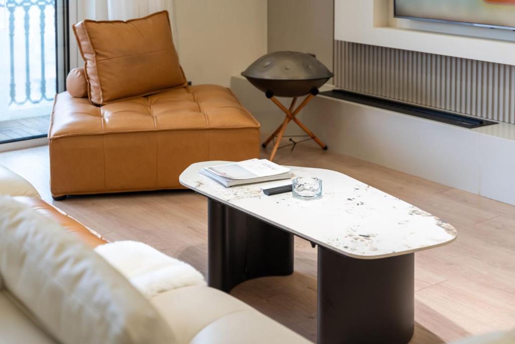 Pure home-Luxurious Grand Penthouse in Shanghai Core,Large area,close to Yu Garden The Bund People Square Commanding Panoramic Night of the Pearl Tower,Enjoying the stunning views of the Bund的休息区