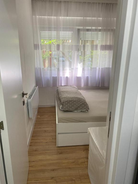 Postel nebo postele na pokoji v ubytování Urban Oasis Apartment