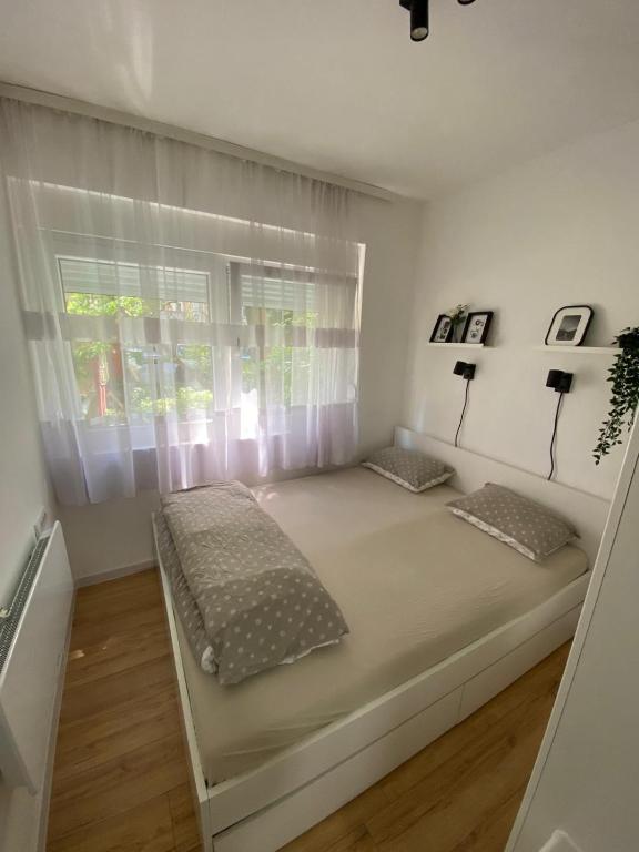 Postel nebo postele na pokoji v ubytování Urban Oasis Apartment