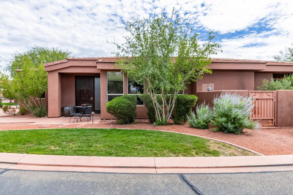 a house with a garden in front of it at Santa Clara Sunrise in Santa Clara