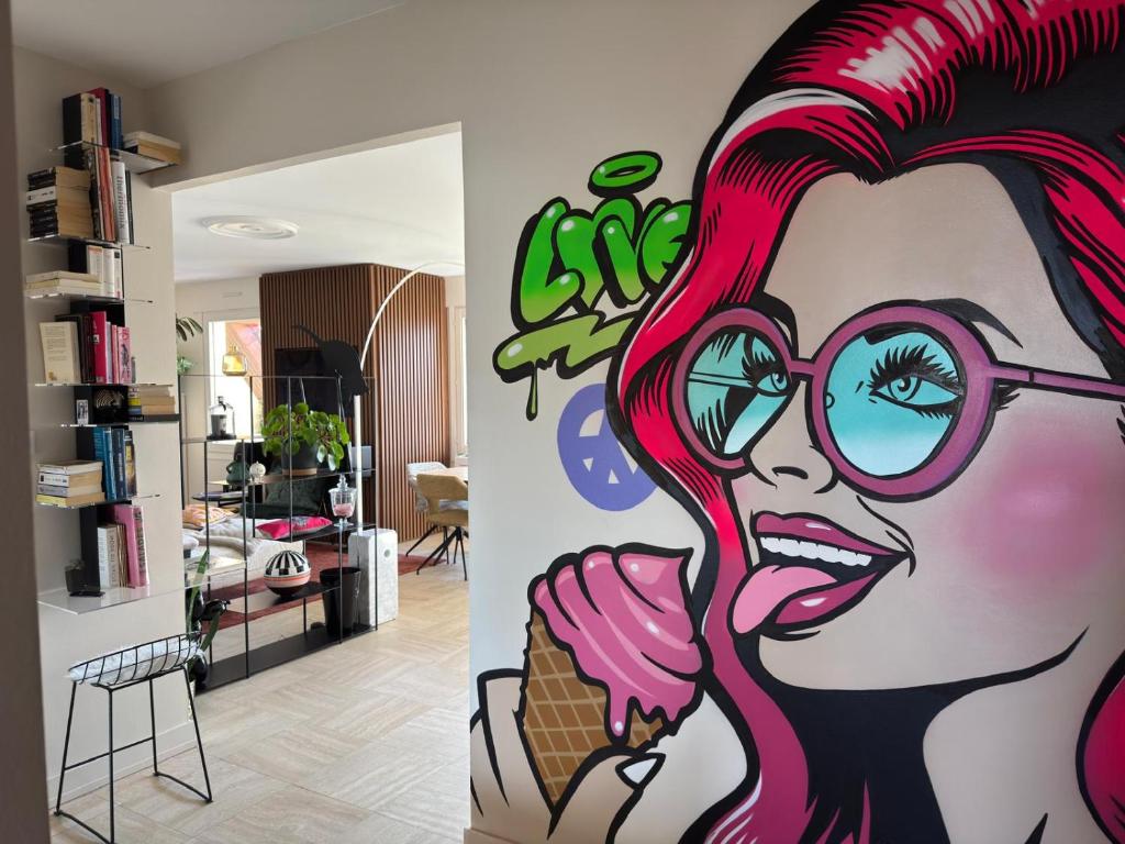 un mur avec une peinture d'une femme mangeant une glace dans l'établissement L'Attique - Terrasse Panoramique - Accès Transports en Commun - Centre Ville - Commerces à Proximité, à Strasbourg