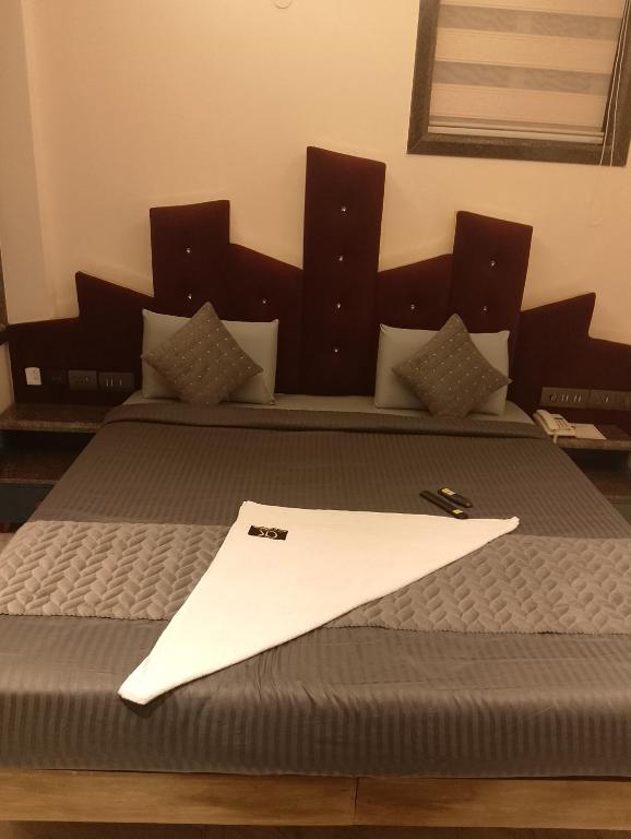Postel nebo postele na pokoji v ubytování Hotel AK International - Chennai