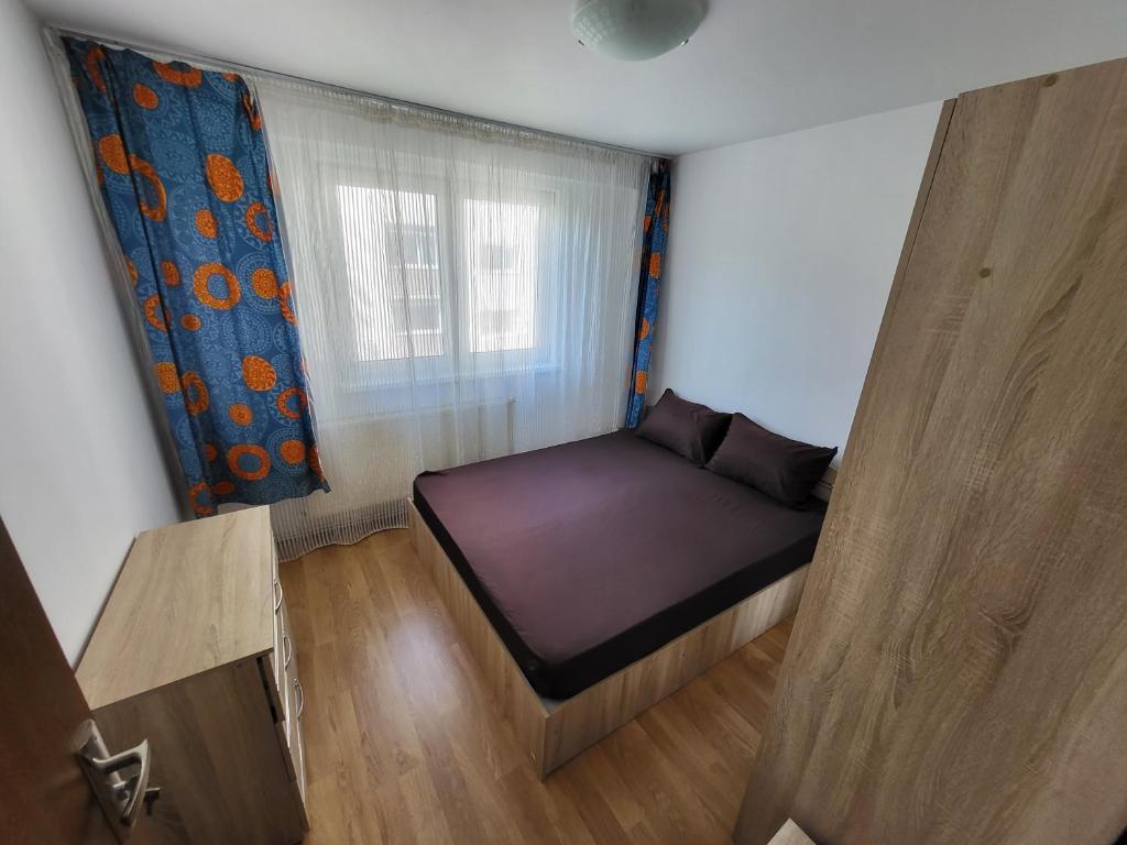 a small bedroom with a bed and a window at Studio Veteranilor in Bucharest