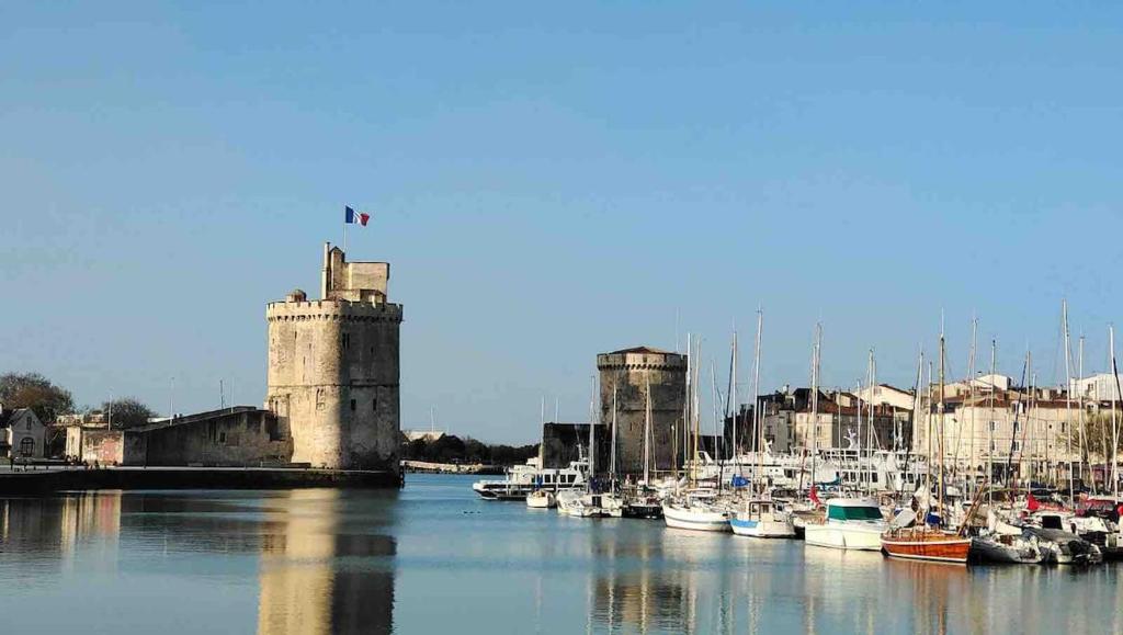 un groupe de bateaux est amarré dans un port dans l'établissement Super apartment between beach and city center, à La Rochelle