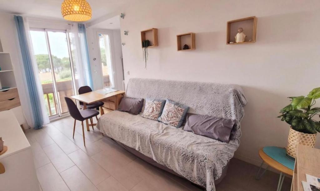 un salon avec un canapé et une table dans l'établissement Bohème Chic en bord de plage, à Argelès-sur-Mer