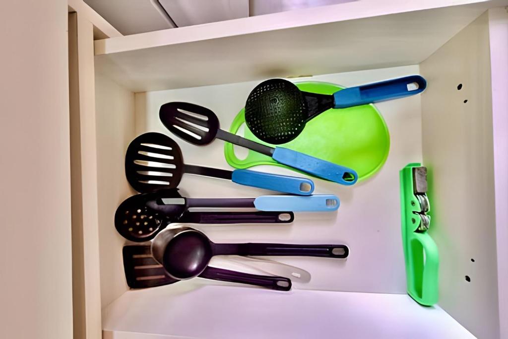 a drawer filled with utensils in a kitchen at Estúdio Elegante, bem no centro - Ar quente/frio in Curitiba