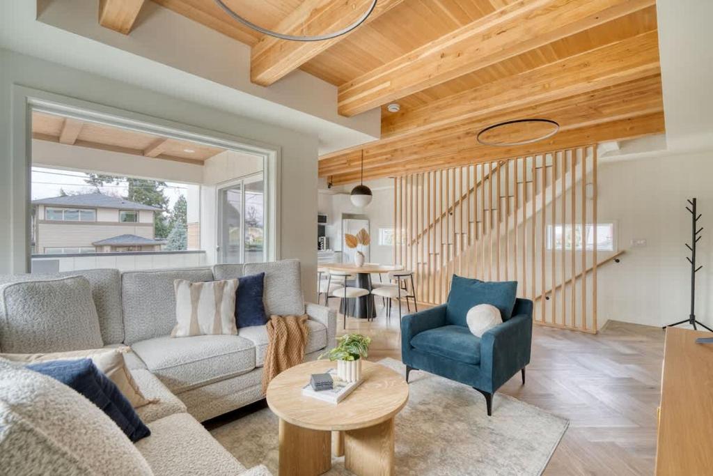 Χώρος καθιστικού στο Alberta Arts-tastic Townhouse