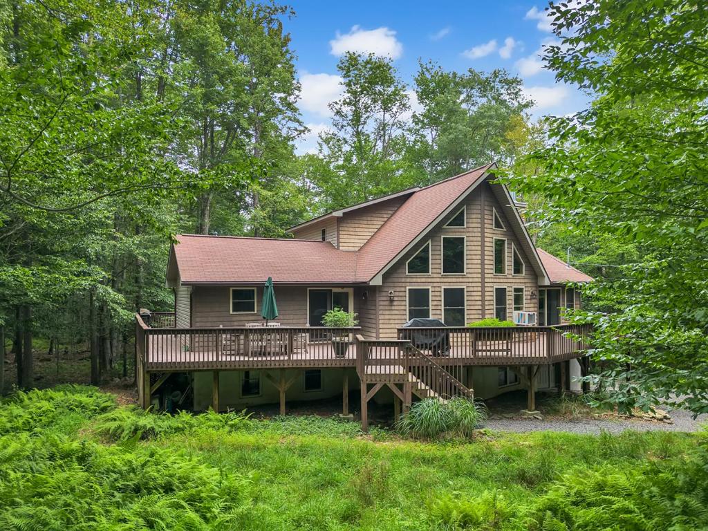 Zahrada ubytování Summer Escape by Lake with Hot Tub & Sauna!