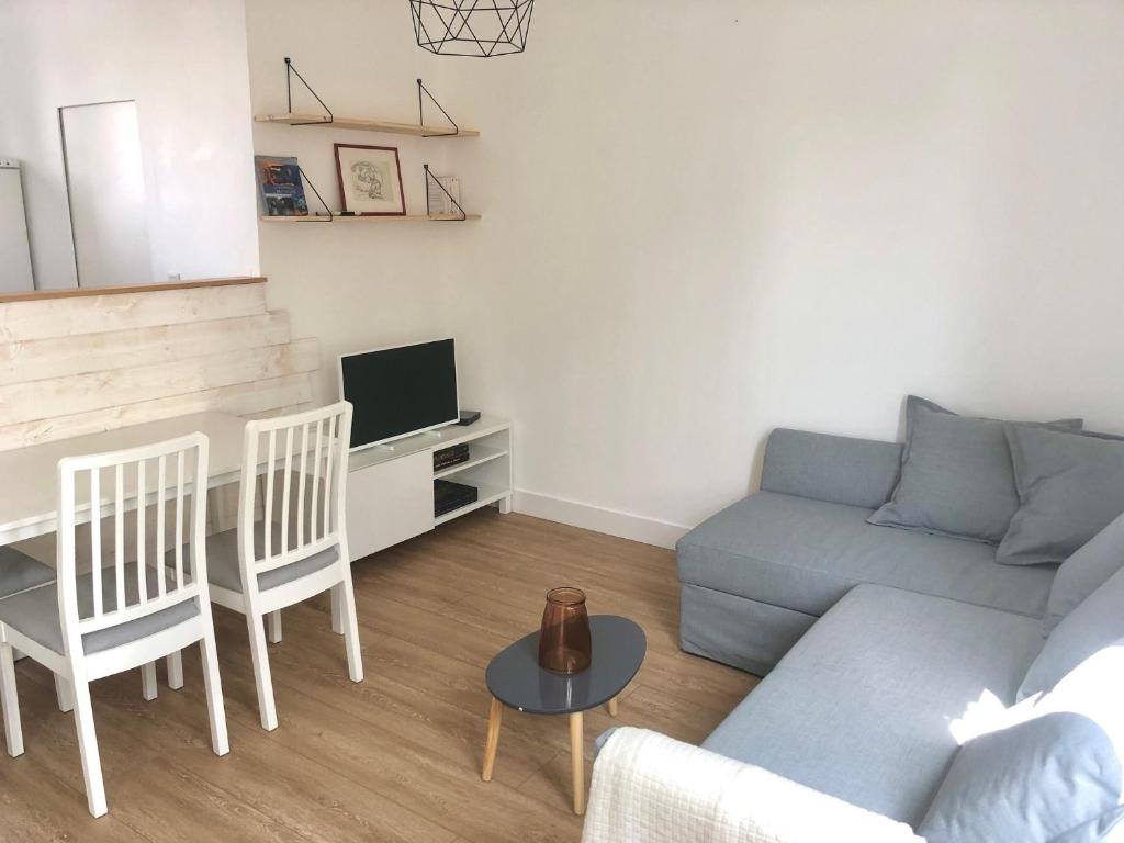 un salon avec un canapé et une table dans l'établissement le Pouliguen centre ville, au Pouliguen