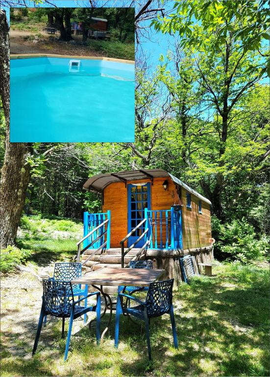 stół piknikowy i krzesła przed małym domkiem w obiekcie Gite la bleuet avec piscine w mieście Valgorge