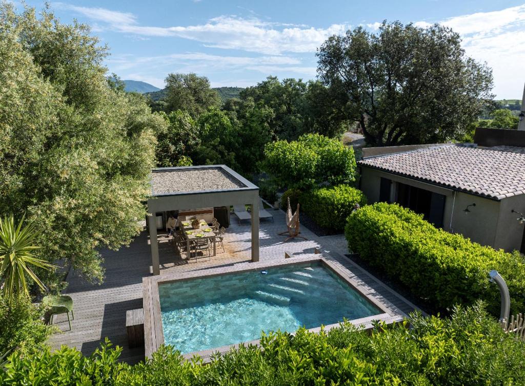 Una vista aérea de una piscina en un patio. en Villa Les Granges Classé 5 Étoiles, en Antisanti