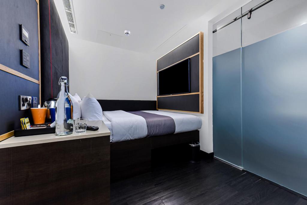 Postel nebo postele na pokoji v ubytování The Z Hotel Leicester Square